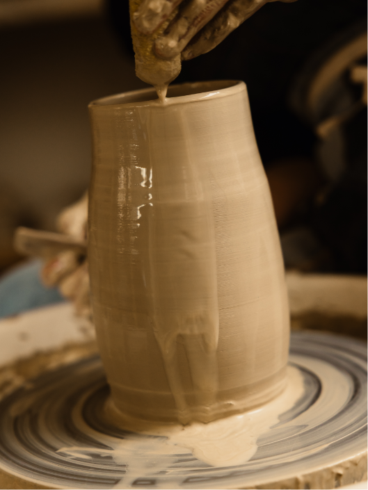 Tournage d'une poterie en argile sur un tour de potier.