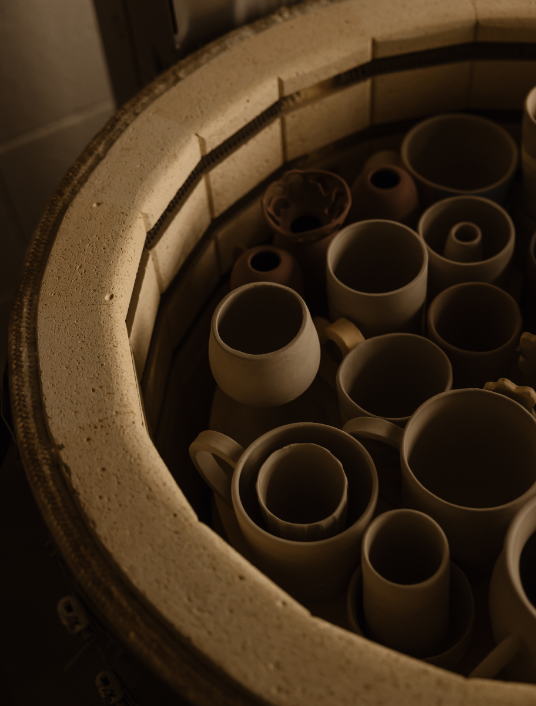 Tasses en céramique dans un four à kiln