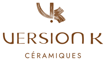 Logo de la marque Version K Céramiques en brun avec un symbole abstrait au-dessus du texte.