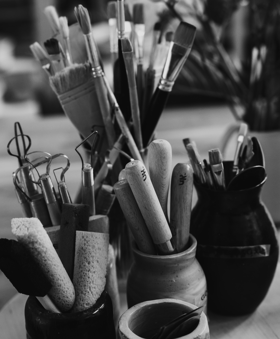 Vases contenant des pinceaux, spatules et autres outils d'artiste ou d'art plastiques