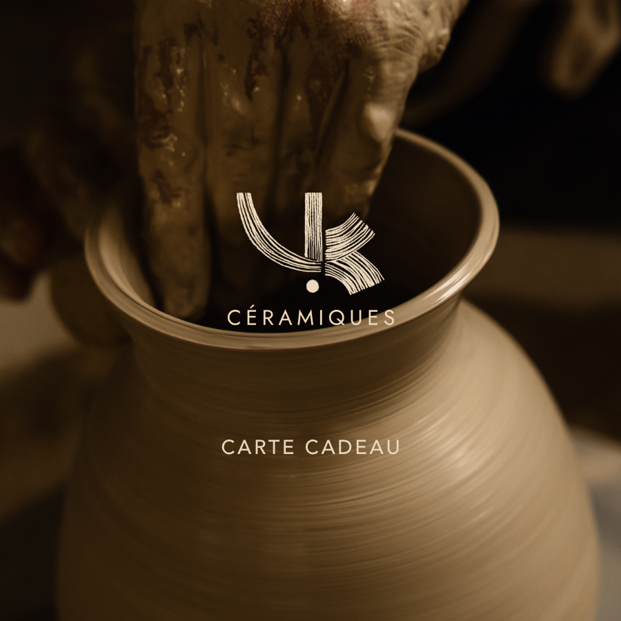 Une main en argile manipulant une poterie en cours de création, avec le texte 'CÉRAMIQUES' et 'CARTE CADEAU'