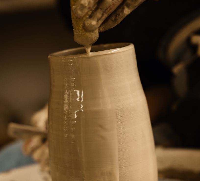 Vue rapprochée d'une tasse en céramique en cours de fabrication sur un tour de potier.