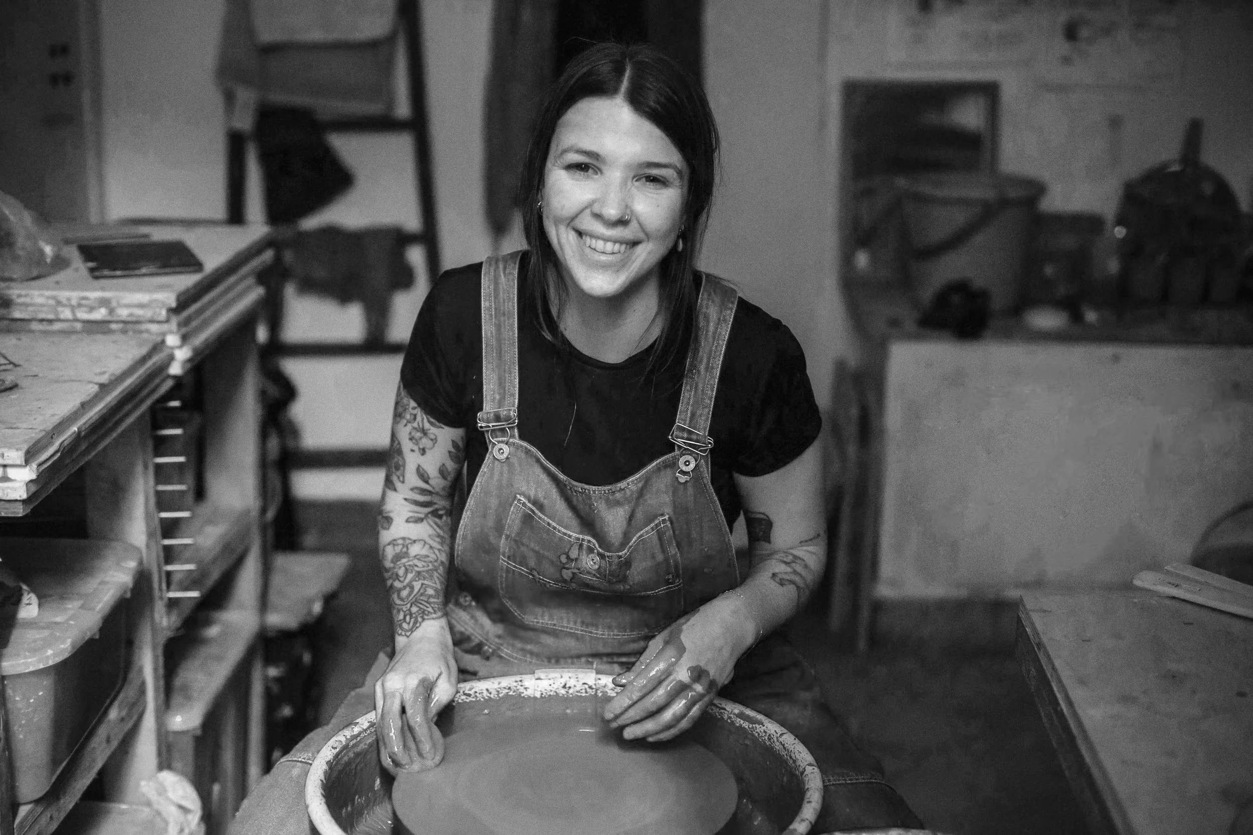 Portrait photographique de Manon Constant à l'atelier Version K ceramiques - Clichy