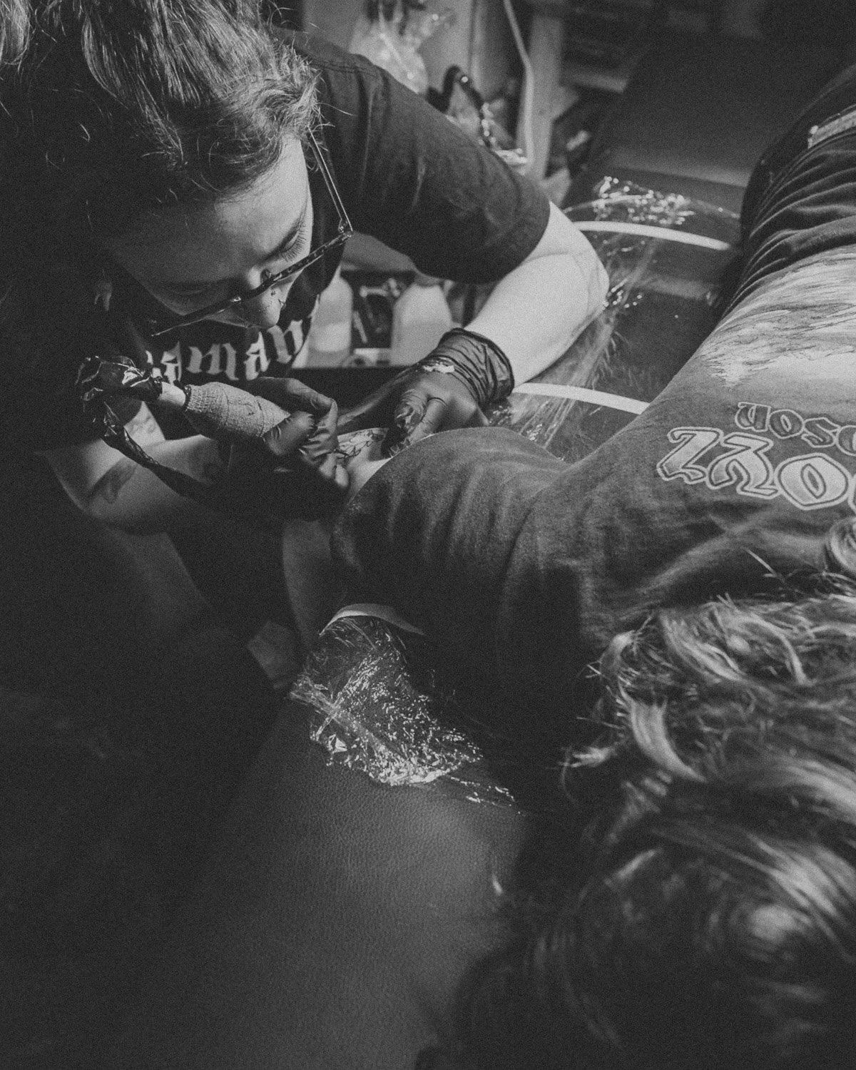 En person tatuerar en annan persons arm.