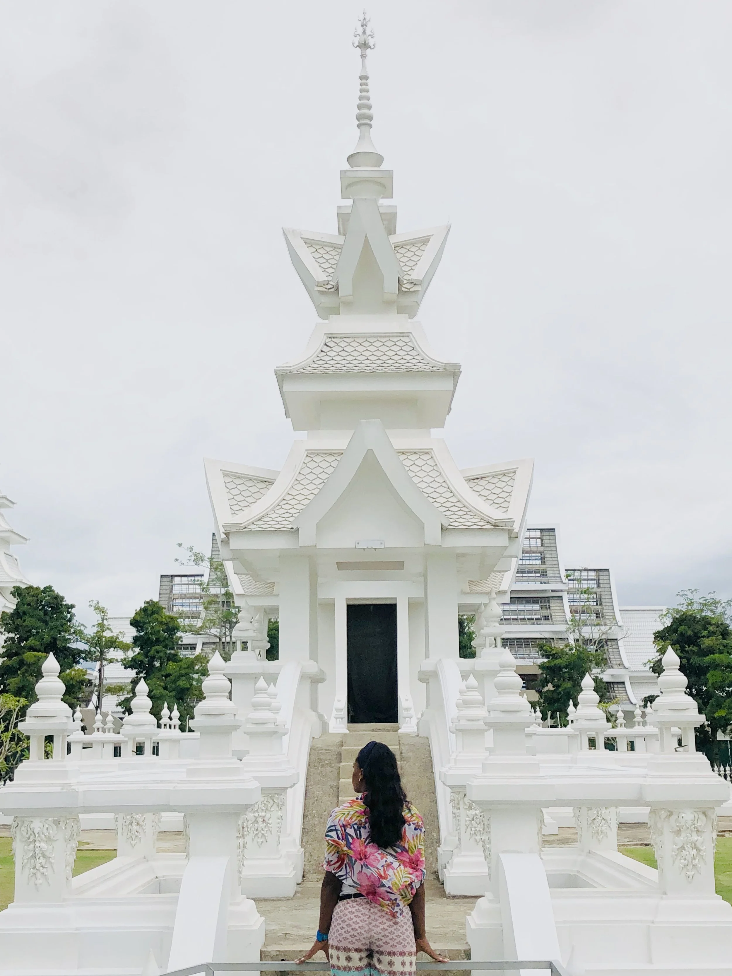 Travel creator en el templo blanco de Chiang Rai inspirado en viajes conscientes y experiencias soulful