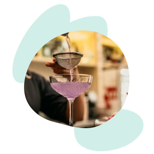 main en train de préparer un cocktail