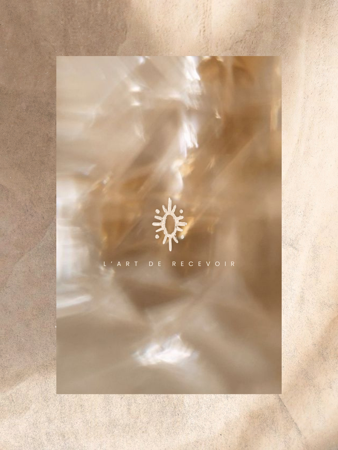 Une couverture beige avec un livre dont la couverture est mauve avec un symbole blanc et le texte "L'art de recevoir". Photographe hôtellerie et restauration.