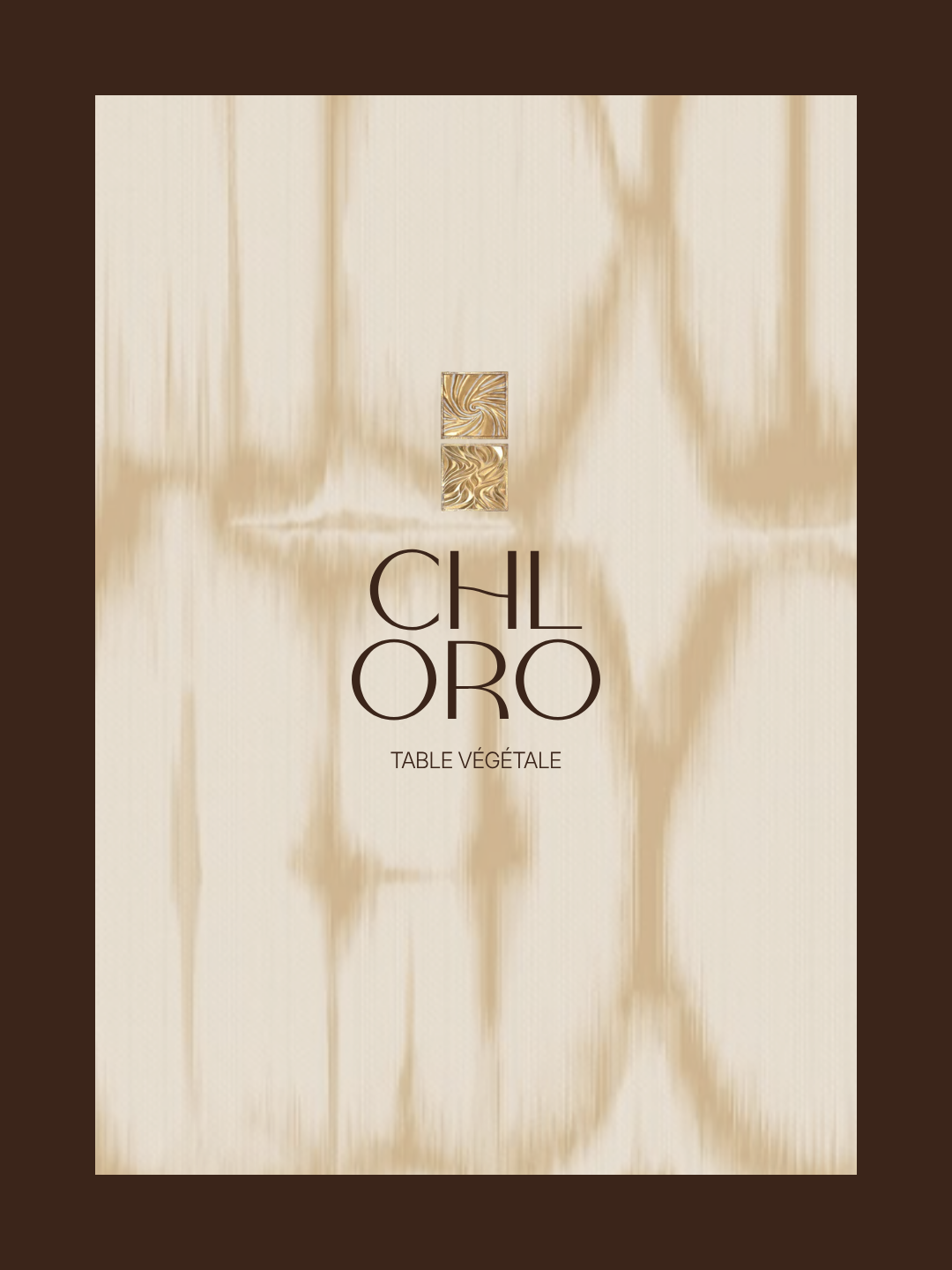Affiche avec fond beige et motifs de lignes ondulées, logo ornementale en haut, texte "CHIL ORO" et "TABLE VÉGÉTALE" en bas.