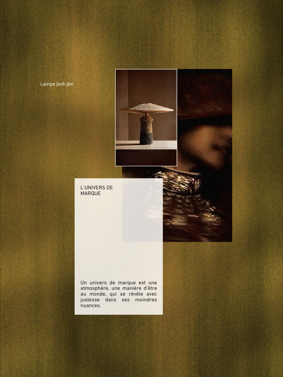 Une affiche présentant une lampe artistique appelée 'Lampe Josh Jen'. À côté de l'affiche, on voit une lampe ressemblant à un champignon, posée sur une surface en bois, avec un fond beige ou marron.