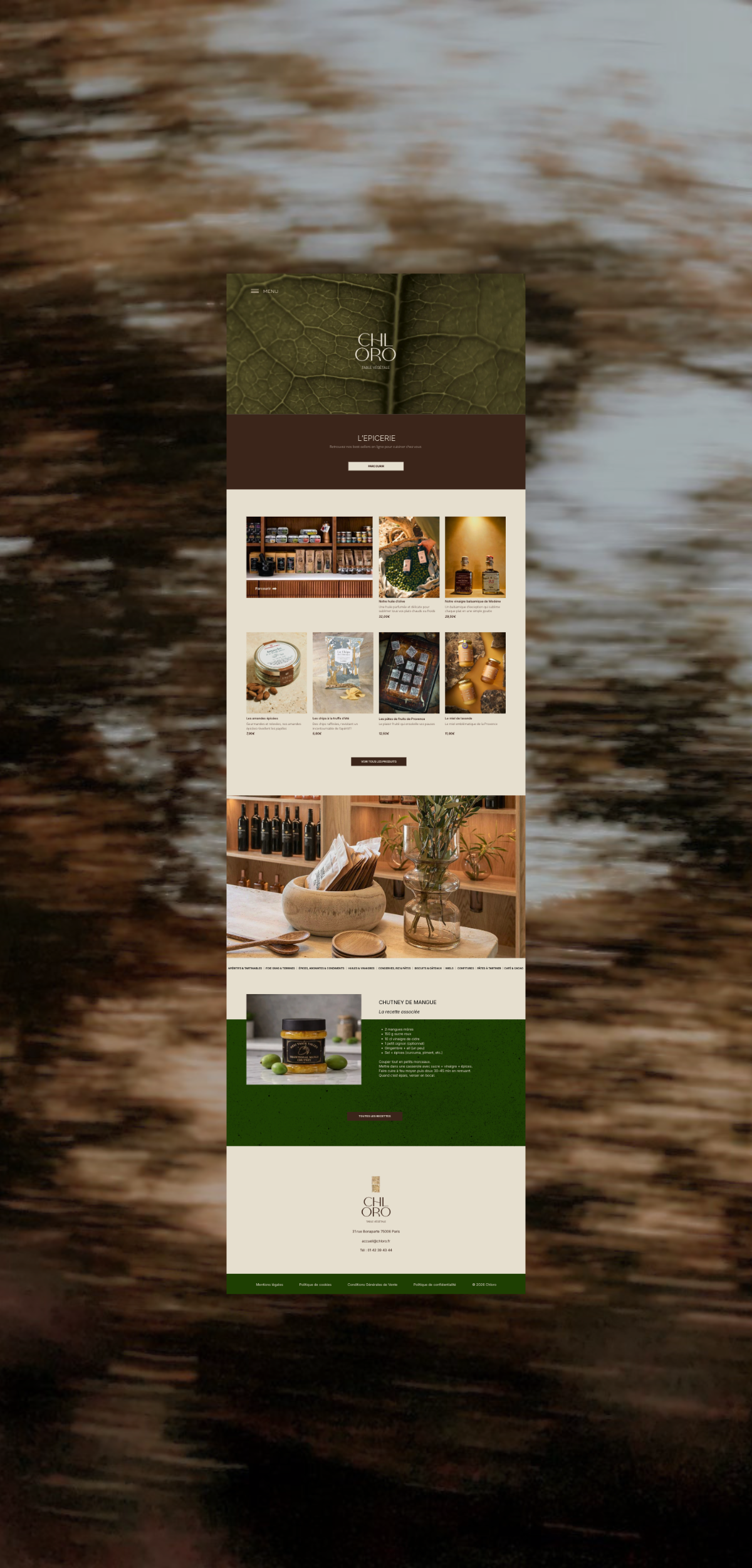 Capture d'écran d'une page web d'une épicerie fine appelée 'CHIL ORO' avec des produits naturels et artisanaux, affichée sur un fond flou de bois. Webdesigner, maquette de site internet.