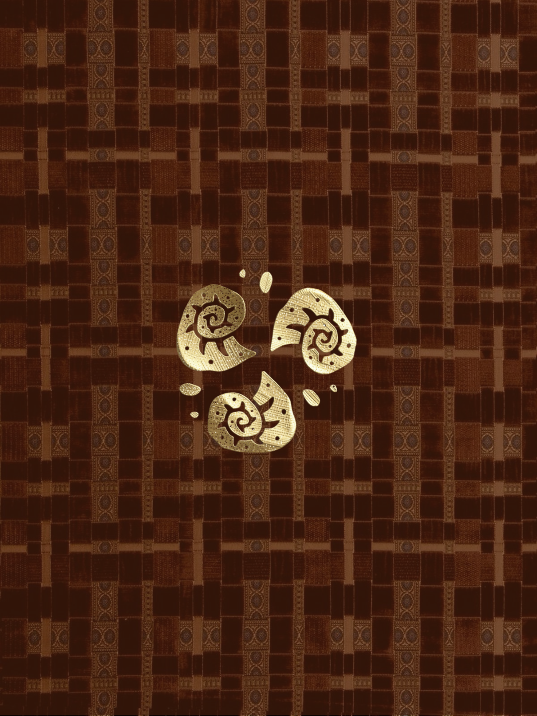 Dessins abstractifs de coquillages et de petites formes ovales en or sur un fond en tissu tissé à motif géométrique en nuances de brun.