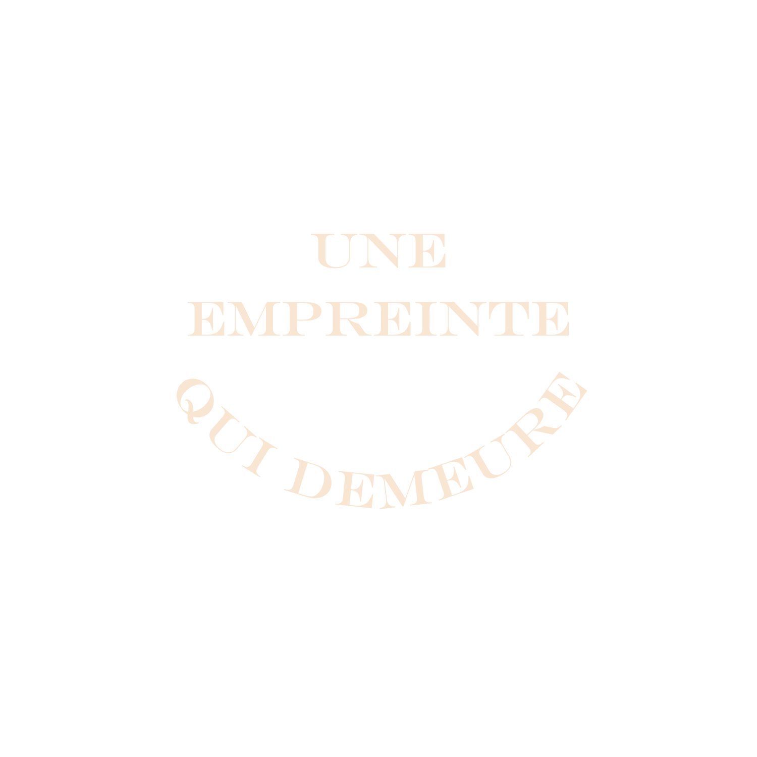 Logo avec texte en blanc sur fond noir, disant "Une empreinte" en haut et "Qui d'emure" en arc en bas.