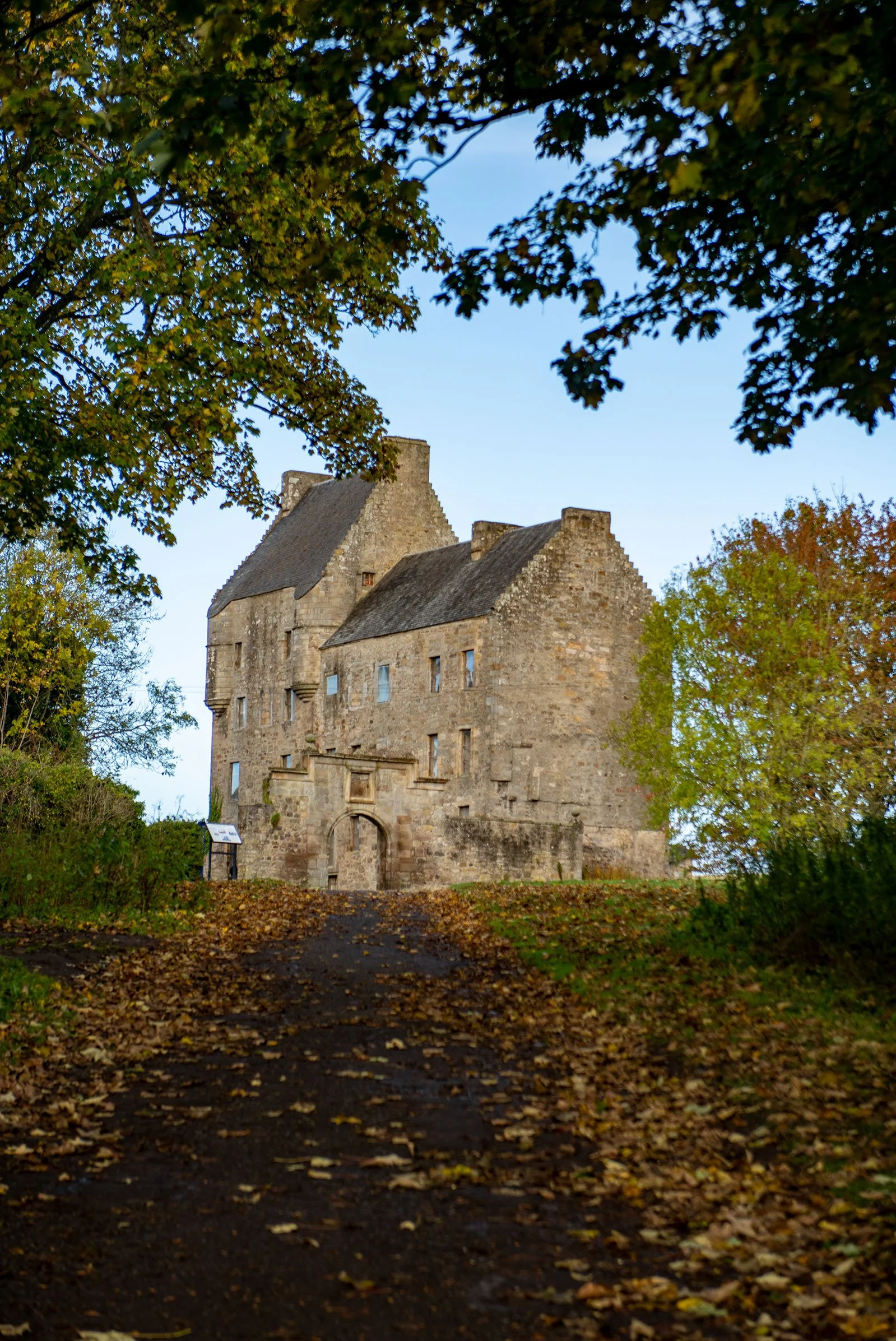 Midhope Castle. (Lallybroch)
