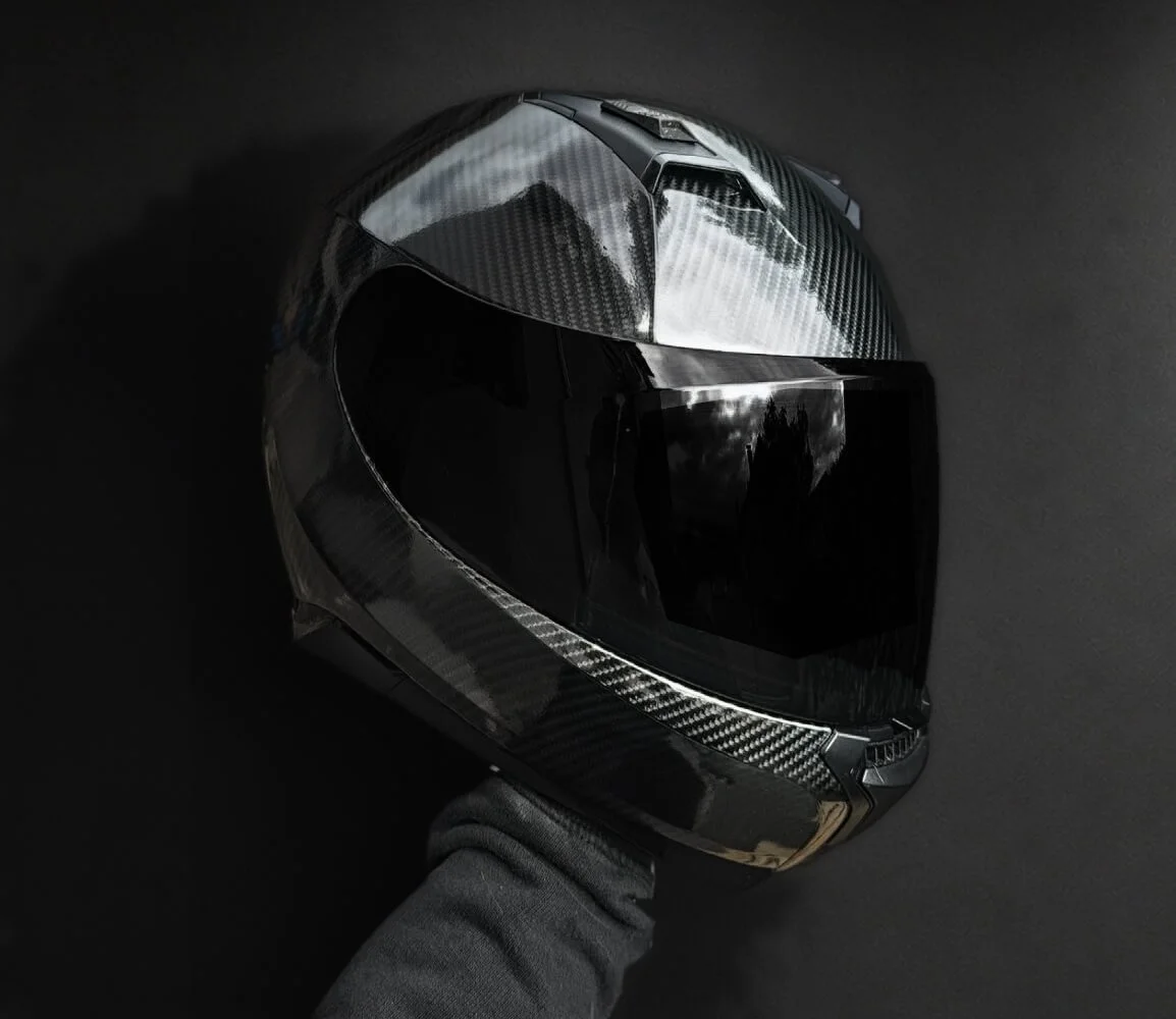 Motorradhelm in Carbonoptik foliert