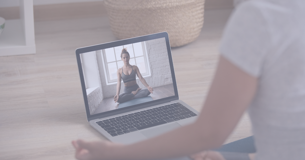 Nainen tekee meditaatioharjoituksen tietokoneen videovälityksellä.