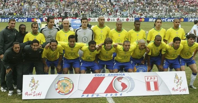 Peruvian national soccer team posing for a photo on the field before a match, holding a banner with Copa America 2004 Peru logo and sponsors.