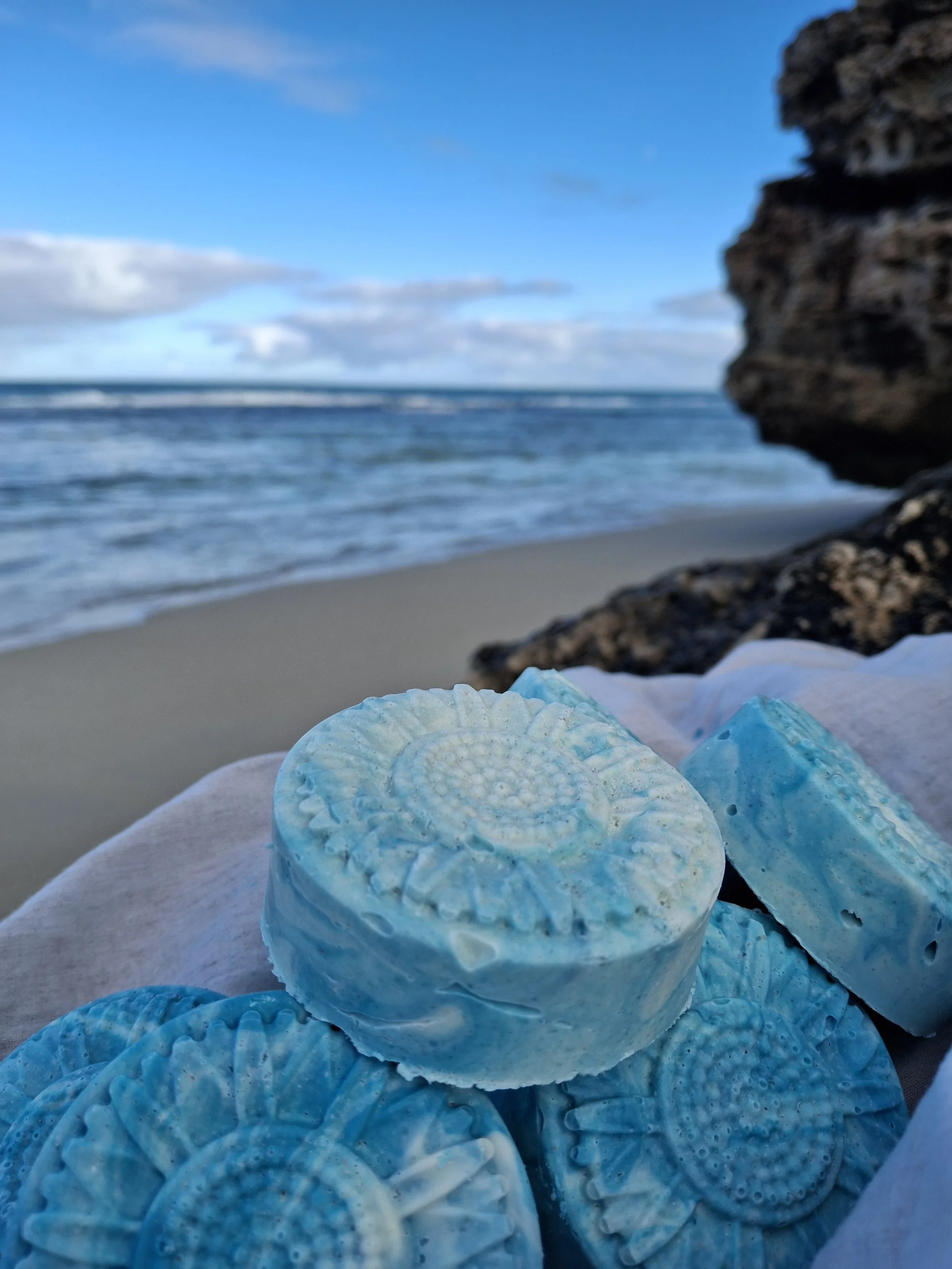 ocean-scented tallow salt bar for gentle body exfoliation, handcrafted with pink Himalayan sea salt in perth Western Australia.