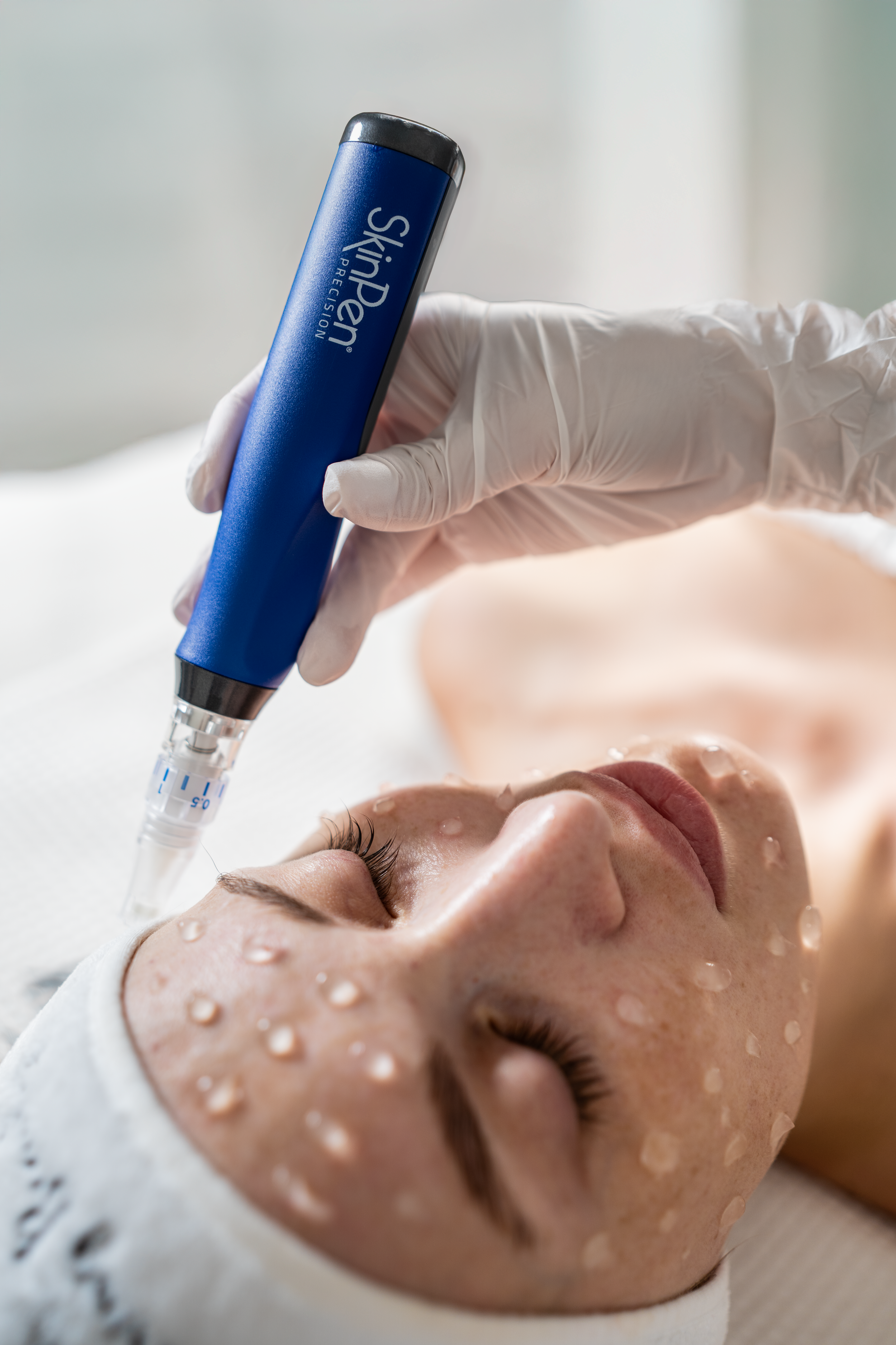 Firemné fotenie pre kliniku estetickej medicíny — detail procedúry, profesionálna brandová fotografia Bratislava