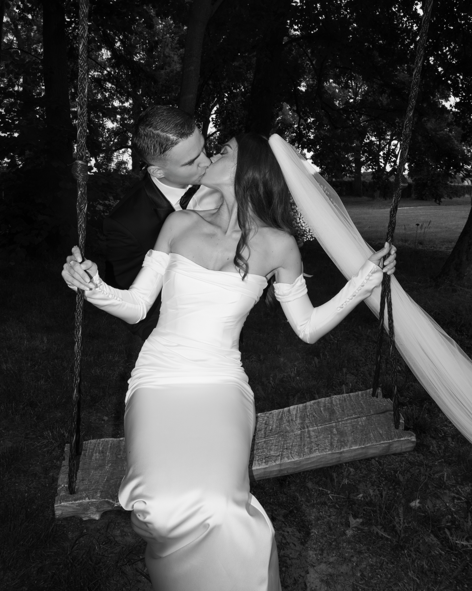 Svadobná fotografia Bratislava - romantická svadobná reportáž v exteriéri | Thyia Fechter