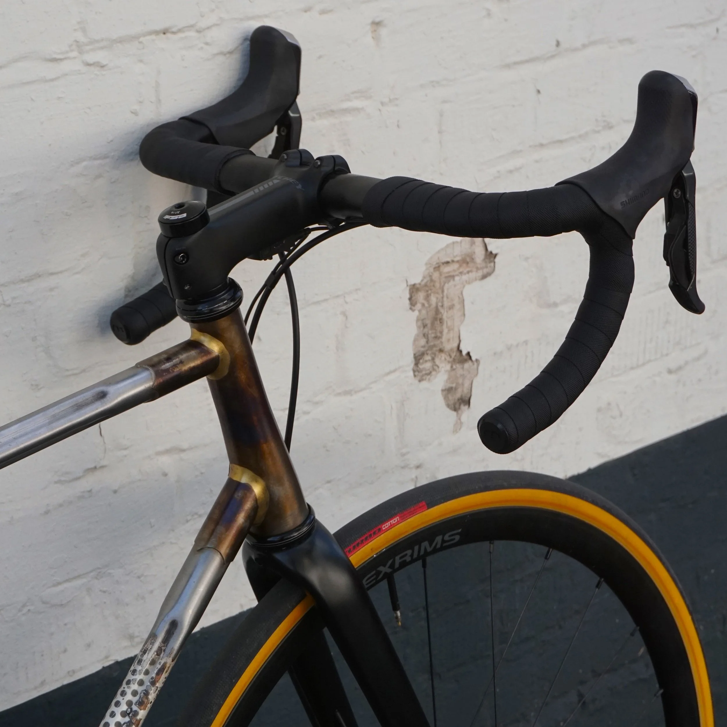 Nahaufnahme eines Custom Rahmenbau Projekt. Bilaminate Headtube Steuerrohr