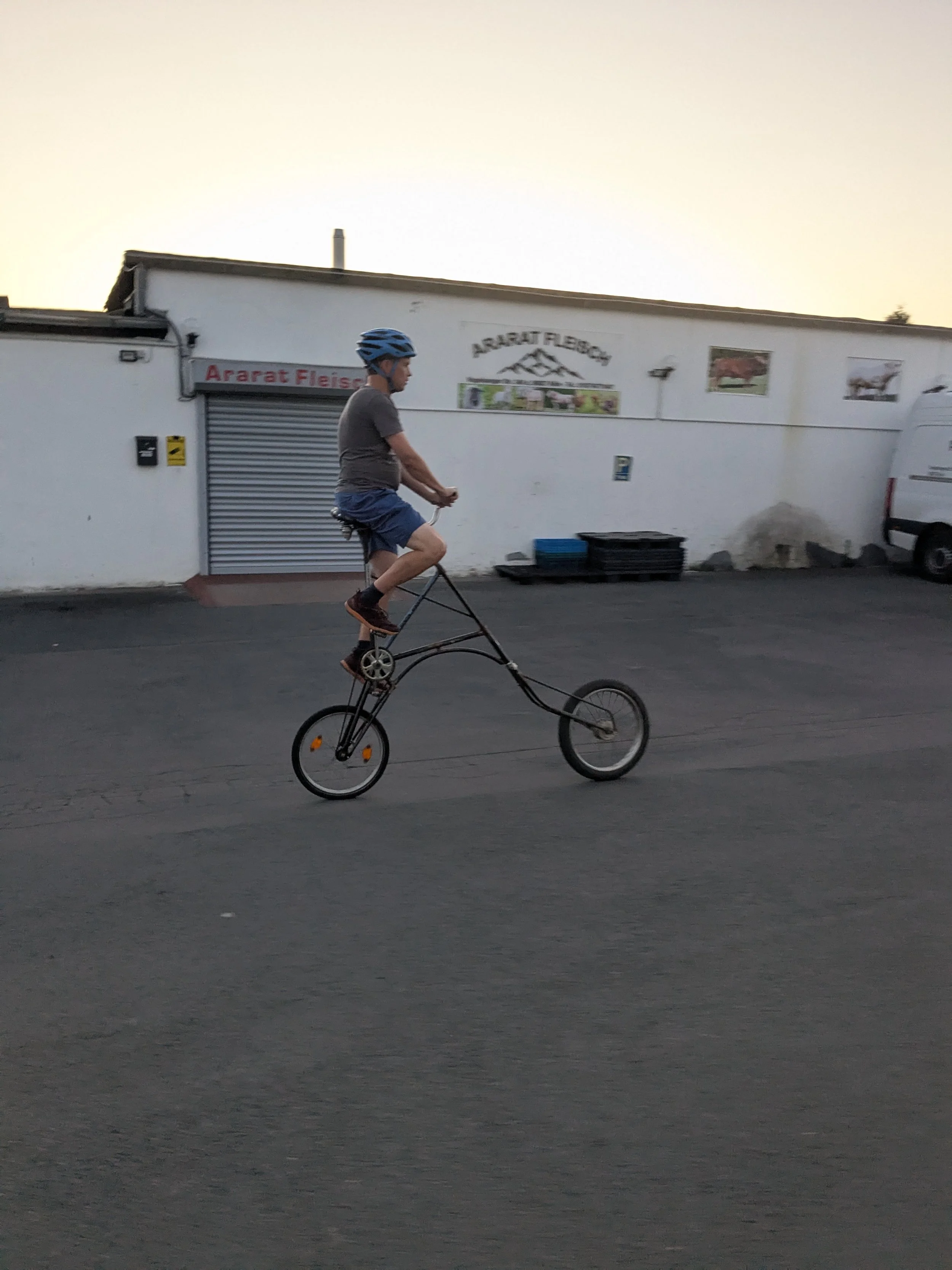 Basti auf einem Tallbike