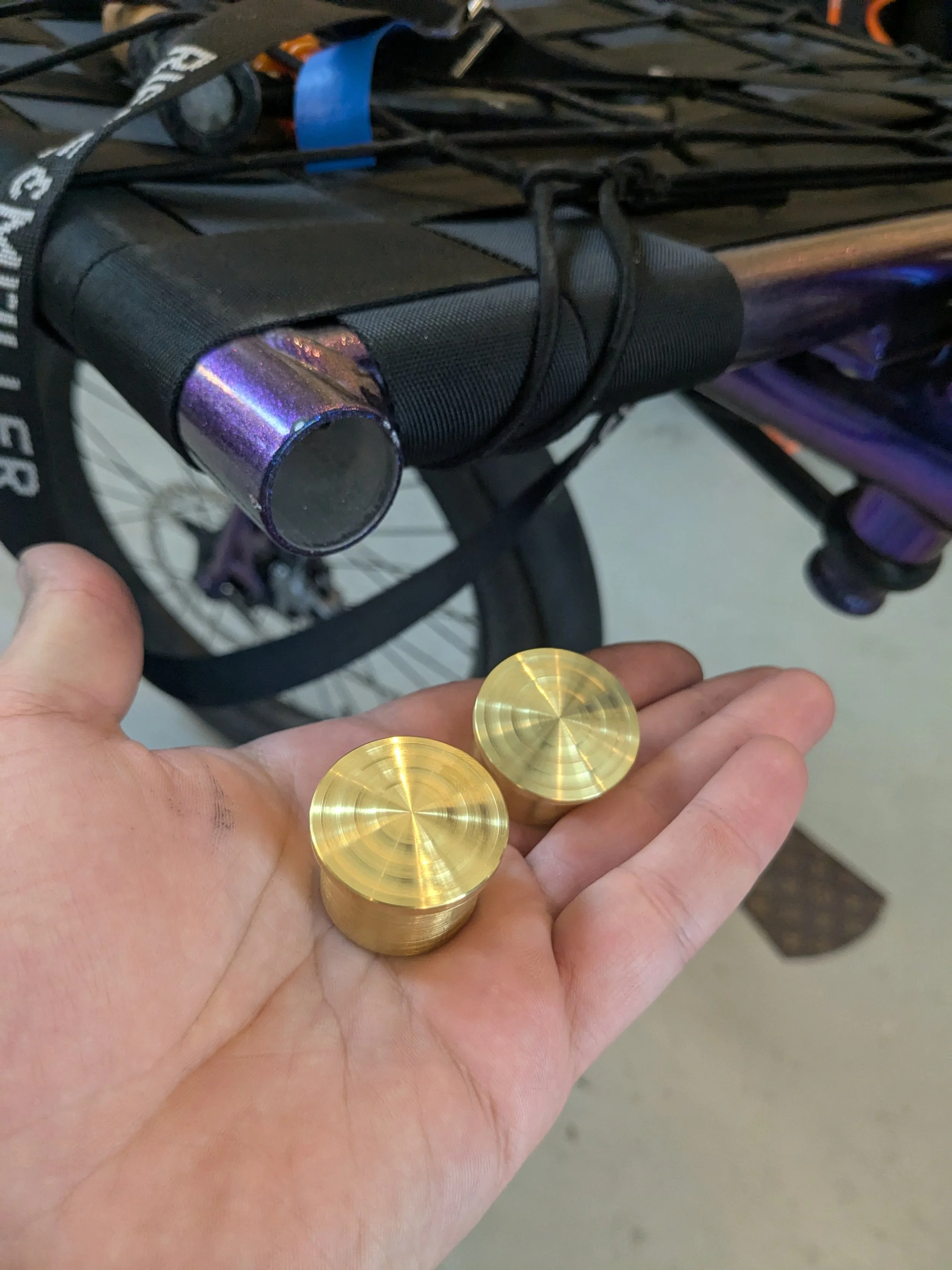 Custom verzierte Messing Stopfen für Omnium