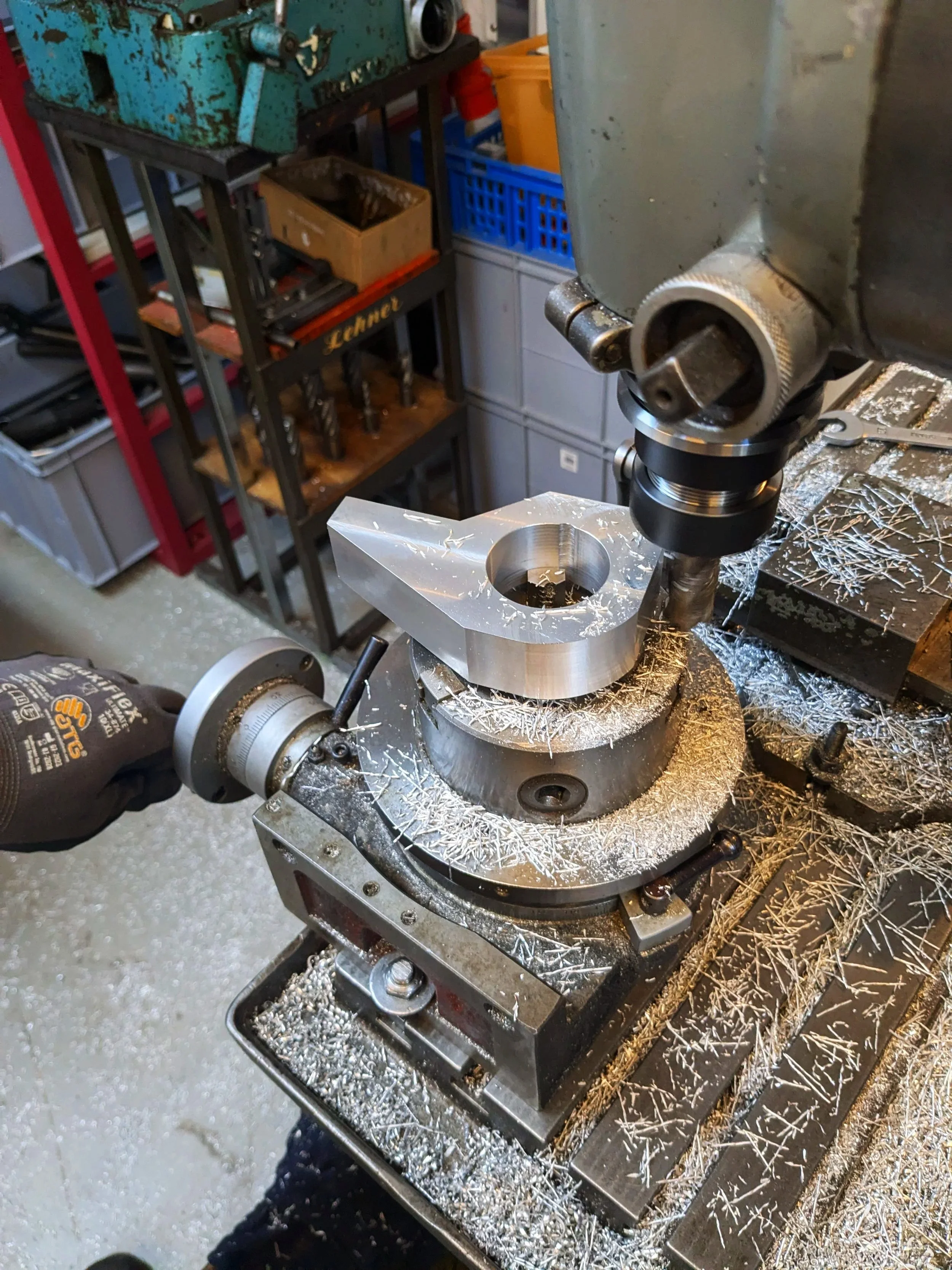 Metallbearbeitung mit Fräsmaschine, Schneidmaterial und Späne auf Werkbank