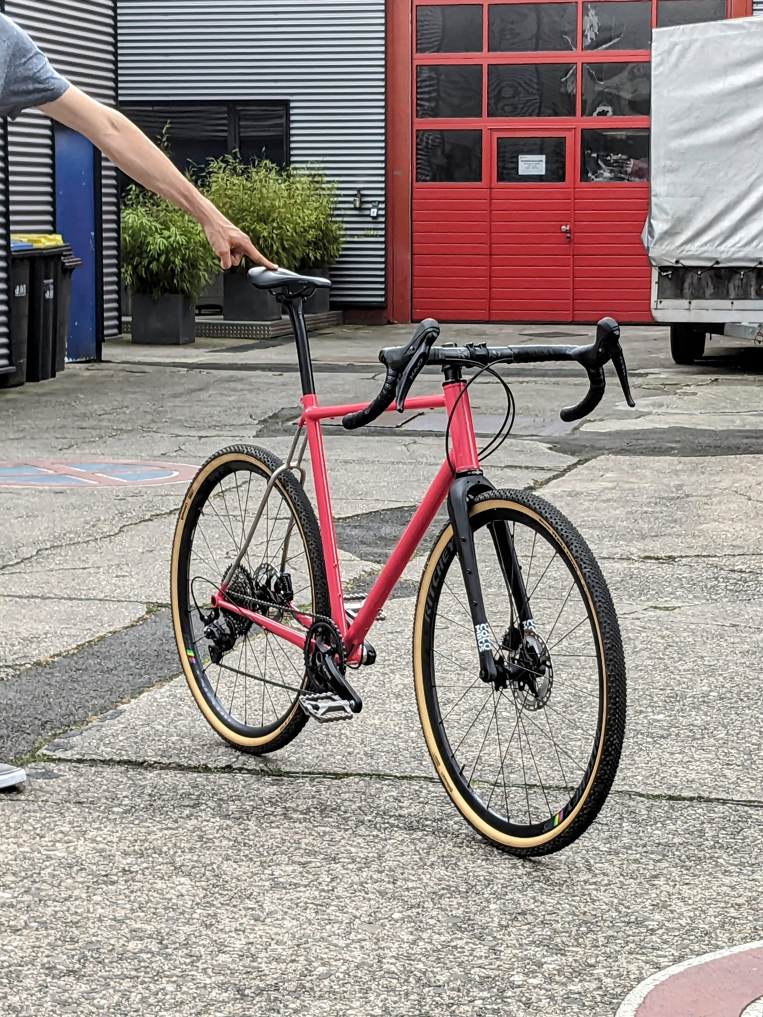 Custom steel gravel bike monostay berliner knoten