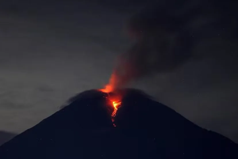Indonesia mantiene la alerta tras actividad volcánica que preocupa a las autoridades