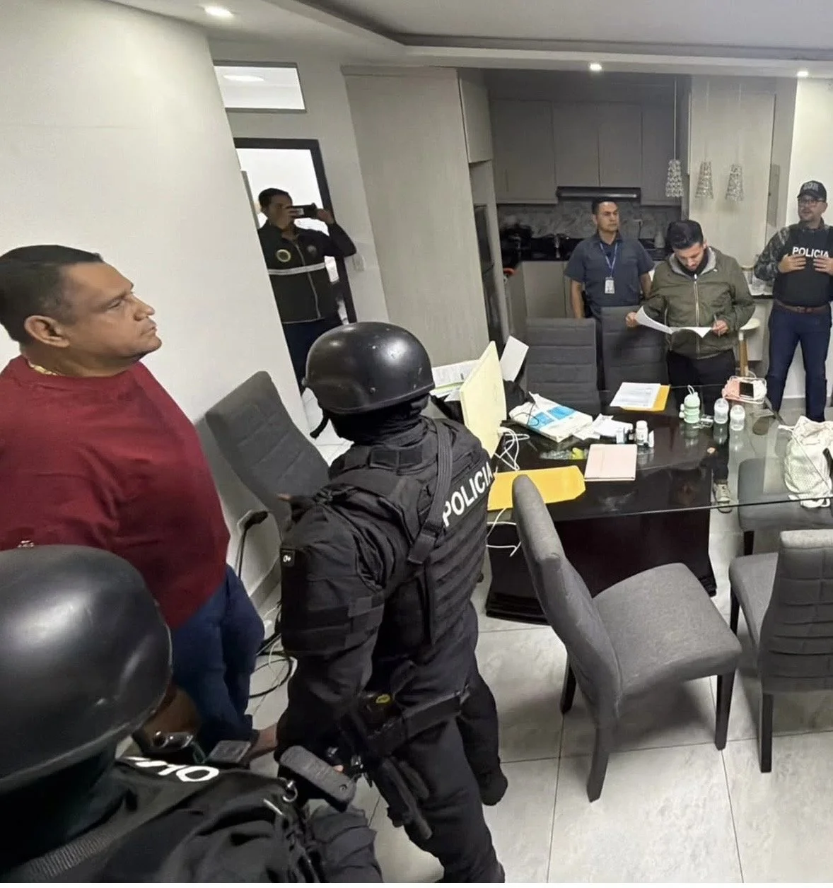 Detienen al alcalde de Esmeraldas, Vicko Villacís, durante operativo en cuatro provincias