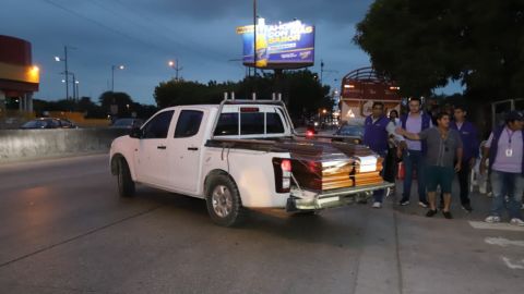 Familias retiran los cuerpos de los ocho jóvenes desaparecidos en Guayaquil para darles sepultura en Daule