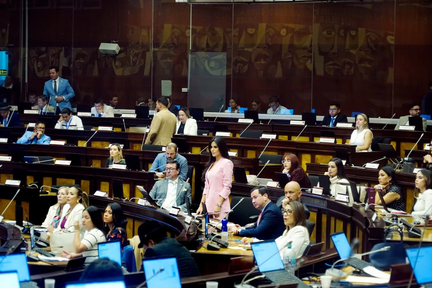 Asamblea debatirá salida de Ecuador del sistema Sucre y reformas para sancionar el uso ilegal de uniformes institucionales