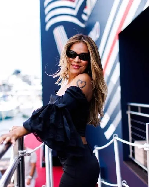 KAROL G DESLUMBRA EN MÓNACO Y ENCIENDE LAS REDES CON SU ELEGANCIA