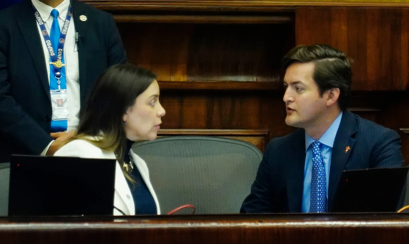 MISHEL MANCHENO Y ESTEBAN TORRES ASUMEN EL CONTROL DE LA ASAMBLEA NACIONAL TRAS LA SALIDA DE NIELS OLSEN
