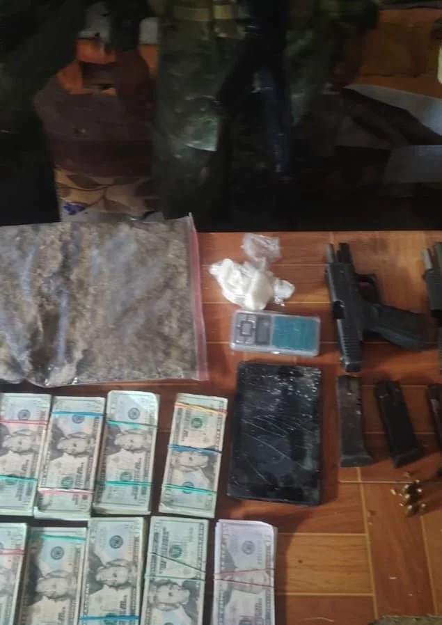 Decomisan armas, droga y dinero en efectivo durante operativo militar en Nueva Prosperina