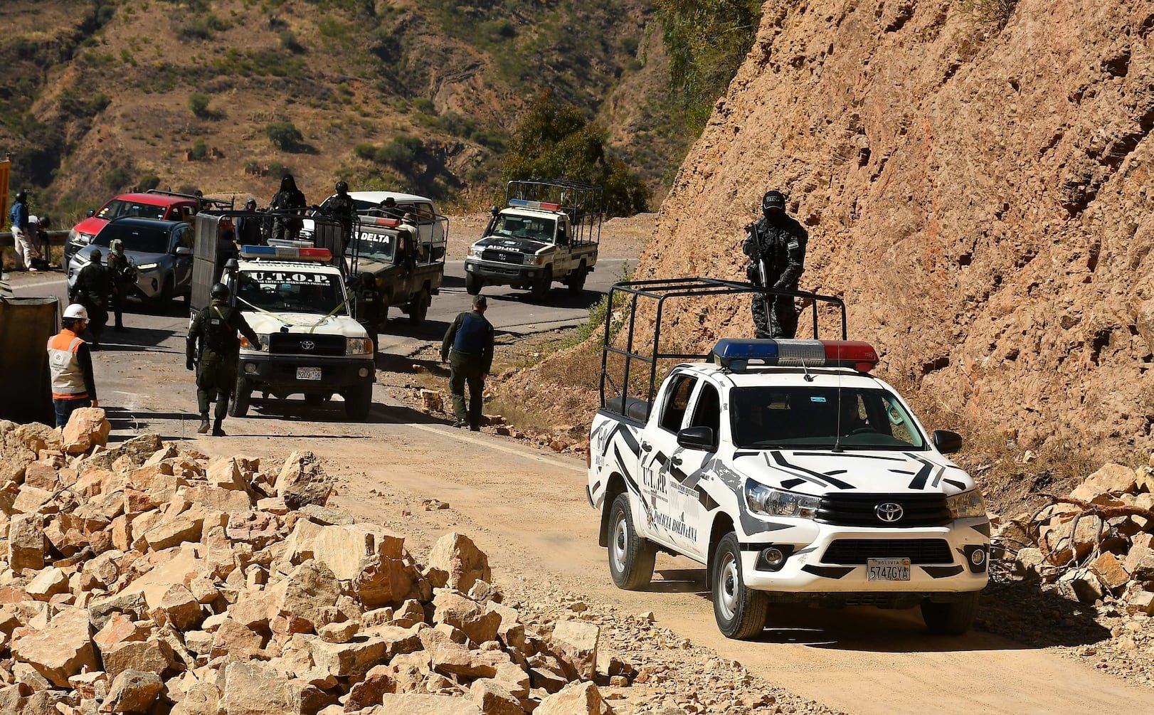 Policías y militares levantan bloqueos en carreteras de Bolivia tras declararse estado de excepción