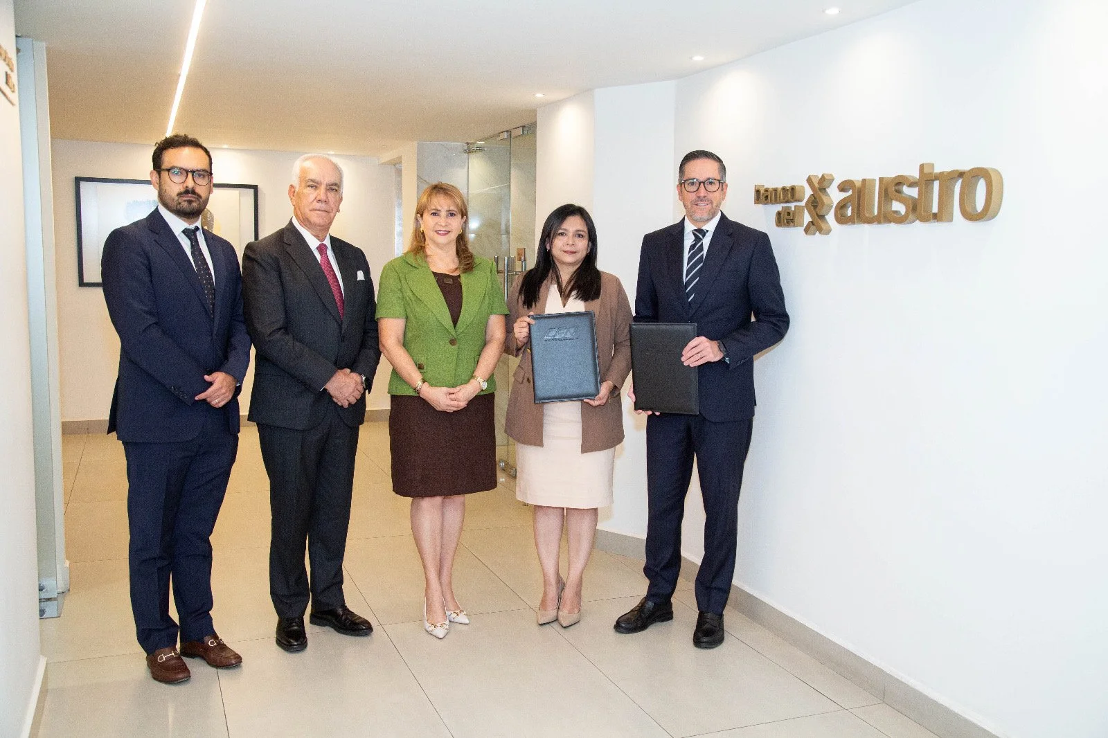 CFN B.P. y Banco del Austro impulsan la movilidad eléctrica productiva en Ecuador