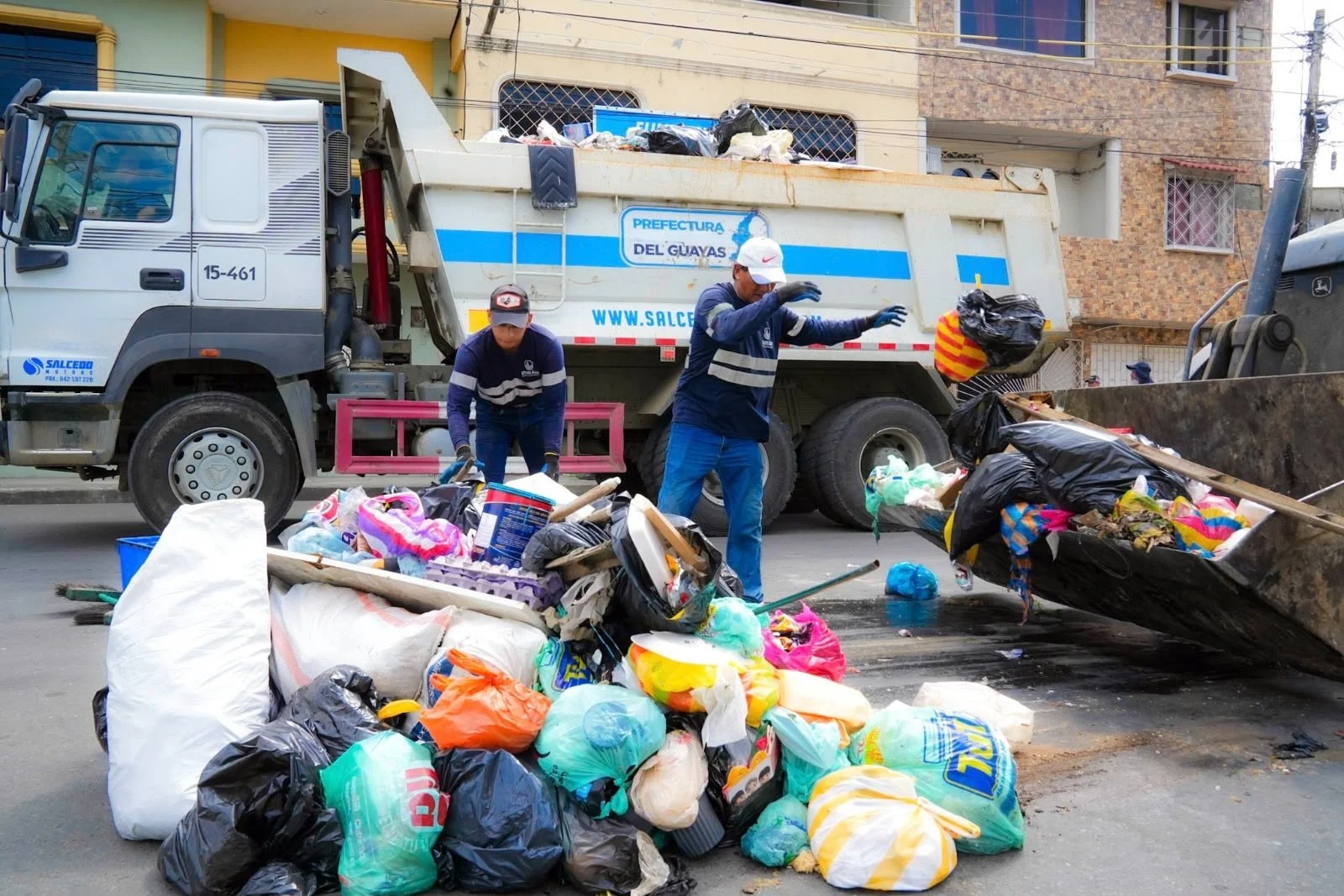Prefectura del Guayas retira 35 toneladas de basura en Durán para evitar una emergencia sanitaria