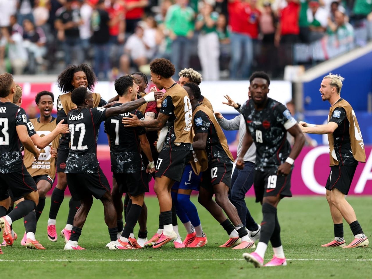 Canadá vence a Sudáfrica en el descuento y clasifica por primera vez a octavos de final de un Mundial