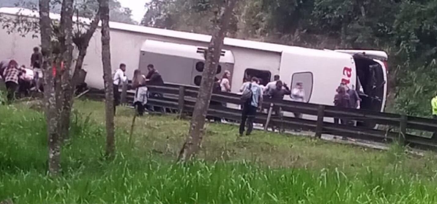 Bus interprovincial se volcó en la vía Alóag–Santo Domingo: un fallecido y al menos 15 heridos