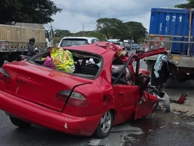 Dos fallecidos y tres heridos deja accidente de tránsito en la vía a la costa
