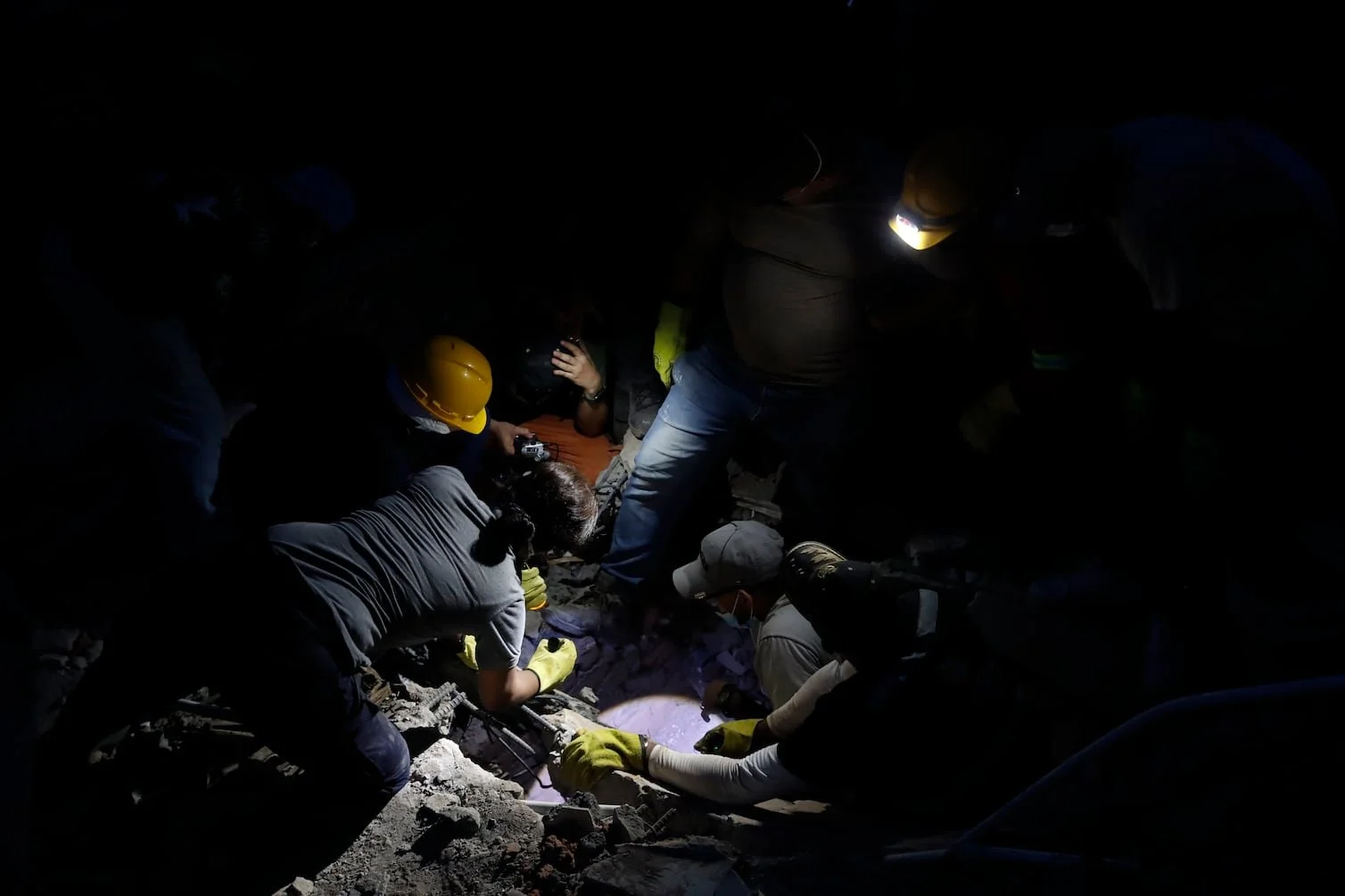 Niño de seis años, hijo de un alcalde colombiano, muere tras terremoto de magnitud 7,4