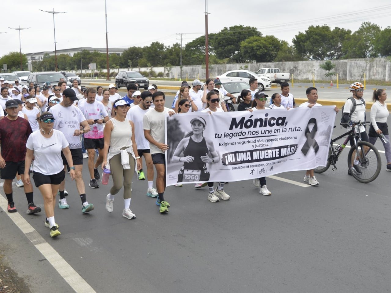 Deportistas caminaron por Samborondón en memoria de Mónica Martinich y exigieron mayor seguridad vial