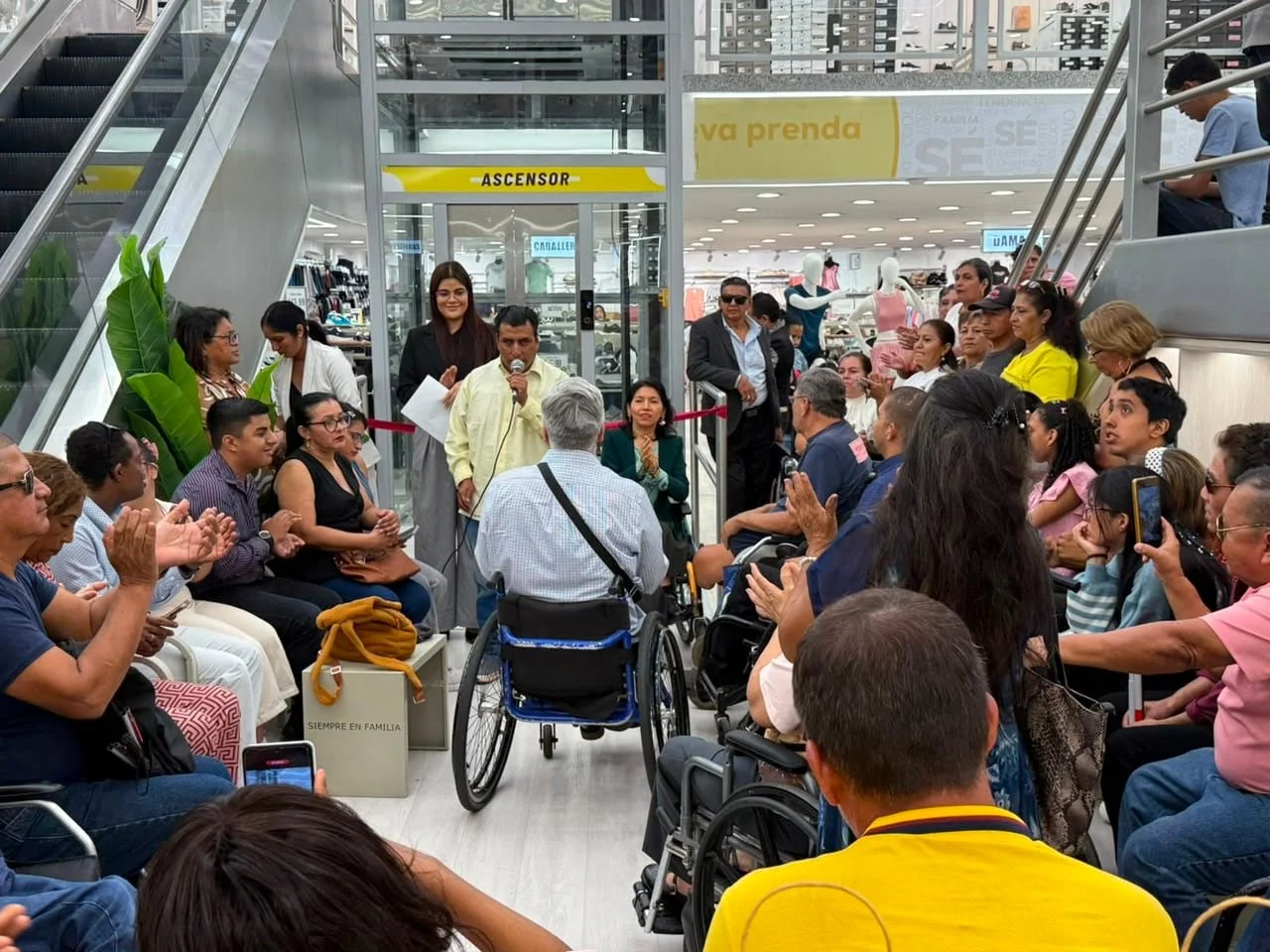 Súper Éxito inaugura ascensor accesible en su tienda de Mall del Sur