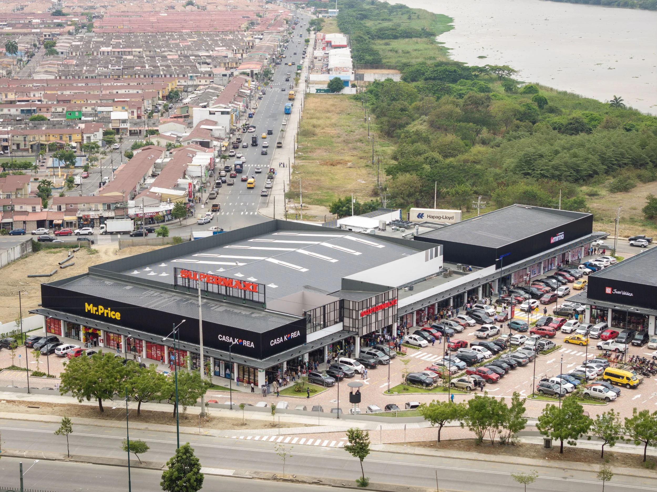 Supermaxi abre nuevo local en Isora Plaza con espacios de bienestar, belleza y mascotas