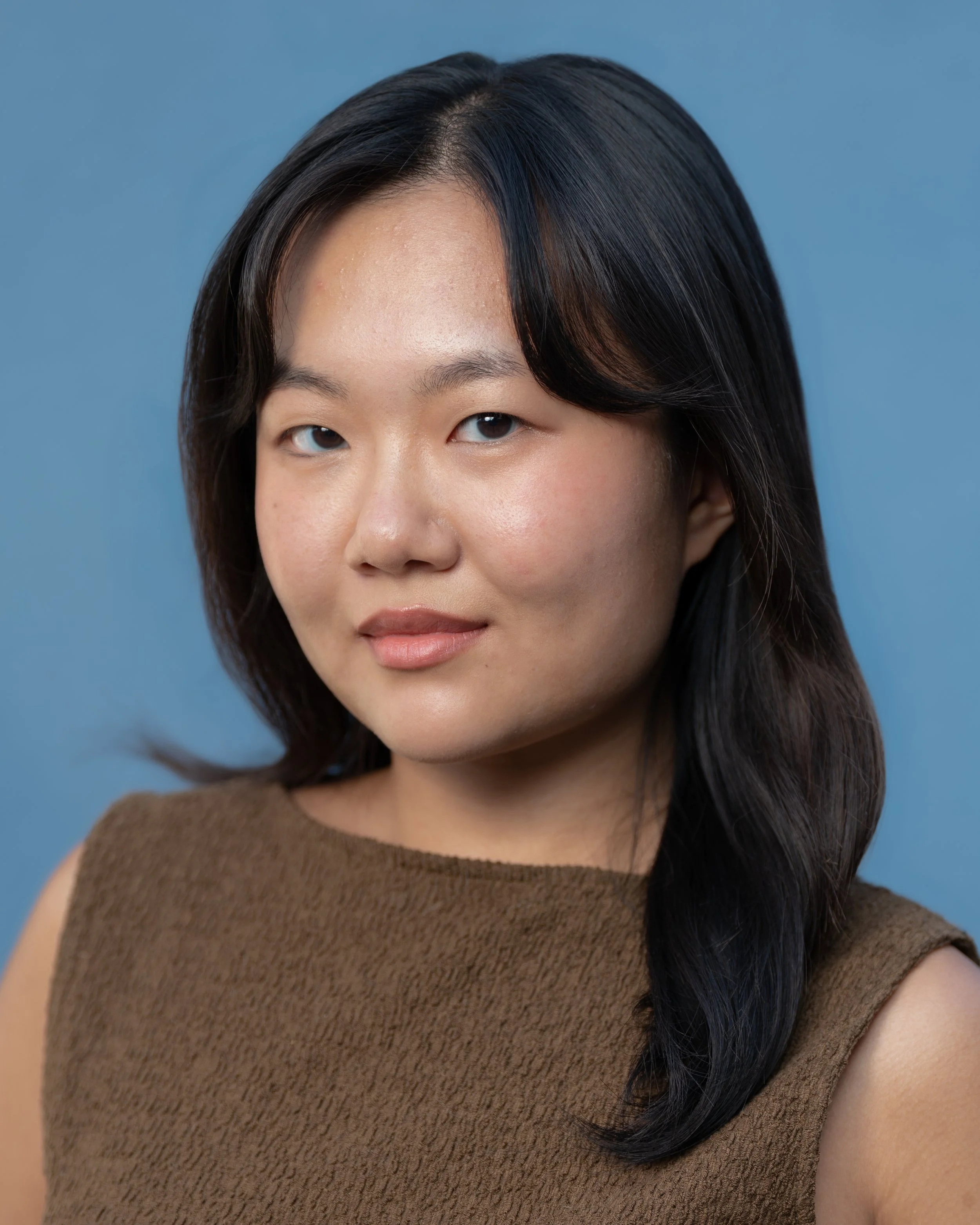 Huang.Leslie-Headshot.jpg