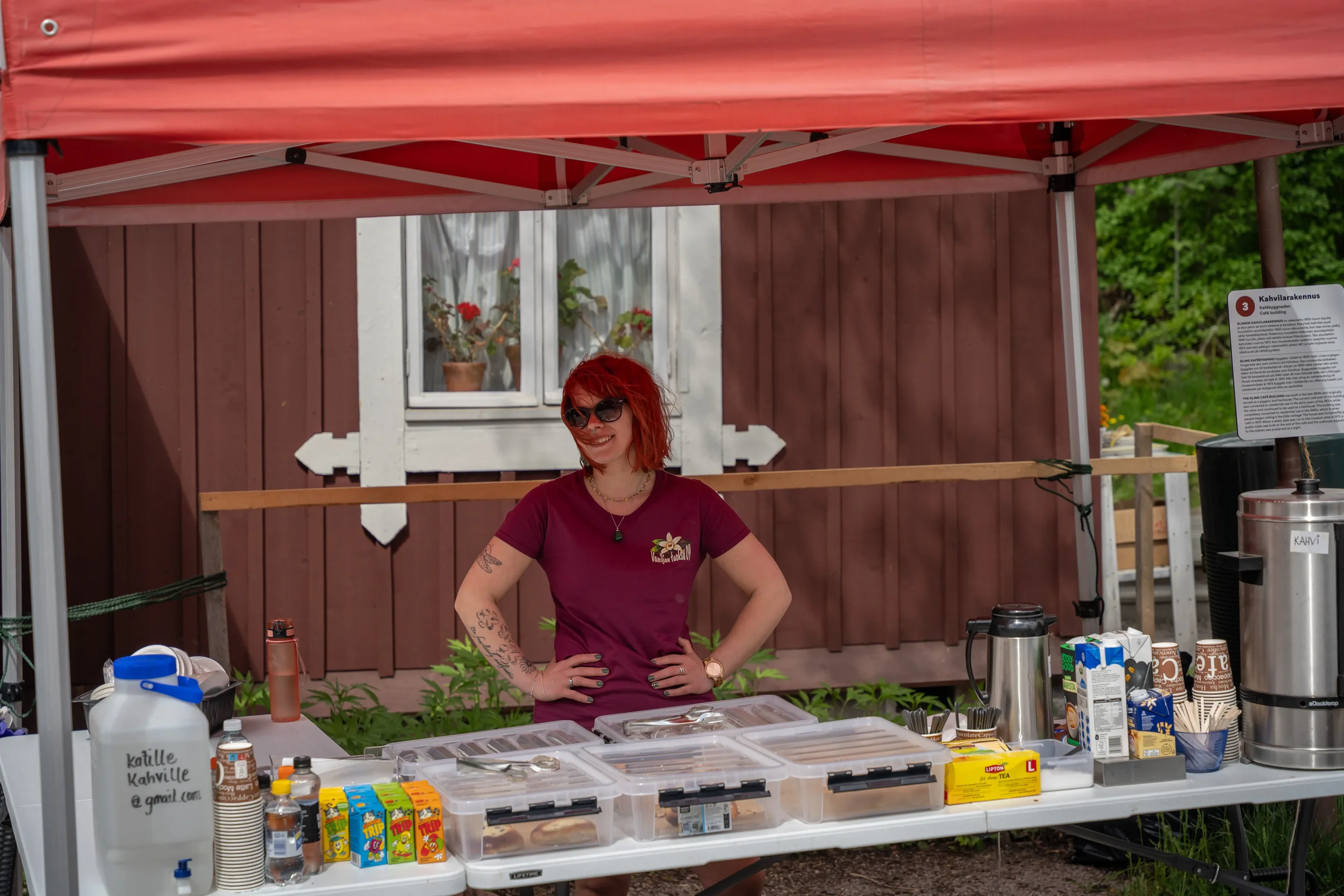Kahvila Glims Café Lastenpäivä 2026 Espoo, ulkomyyntipiste. Tuoretta pullaa ja kahvia. Taustalla vanha puutalo ja vihreää luontoa. Vaniljan Tuoksu Oy