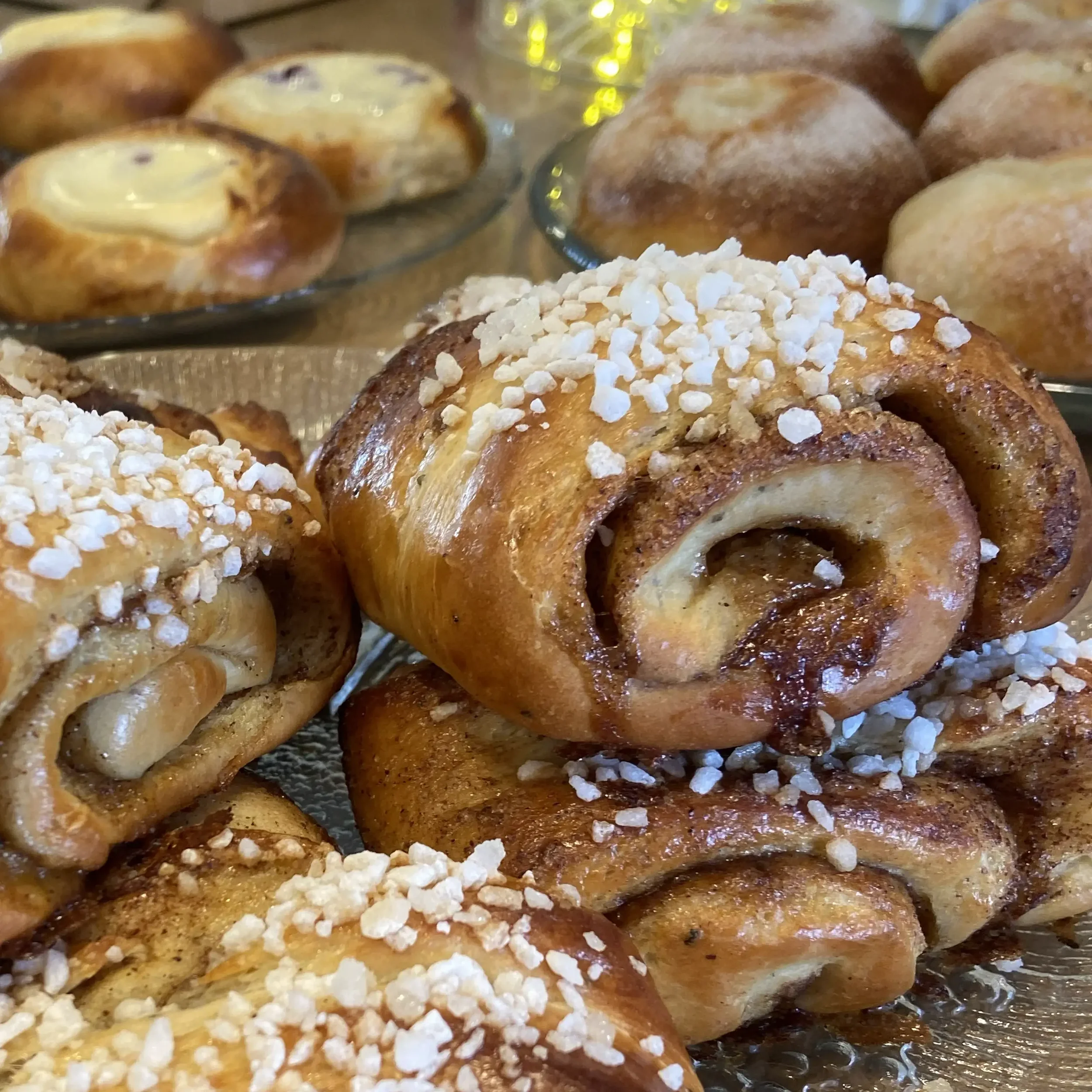 Lähikuva, Tuoreita korvapuusteja raesokerikuorrutuksella, Kahvila Glims cafe