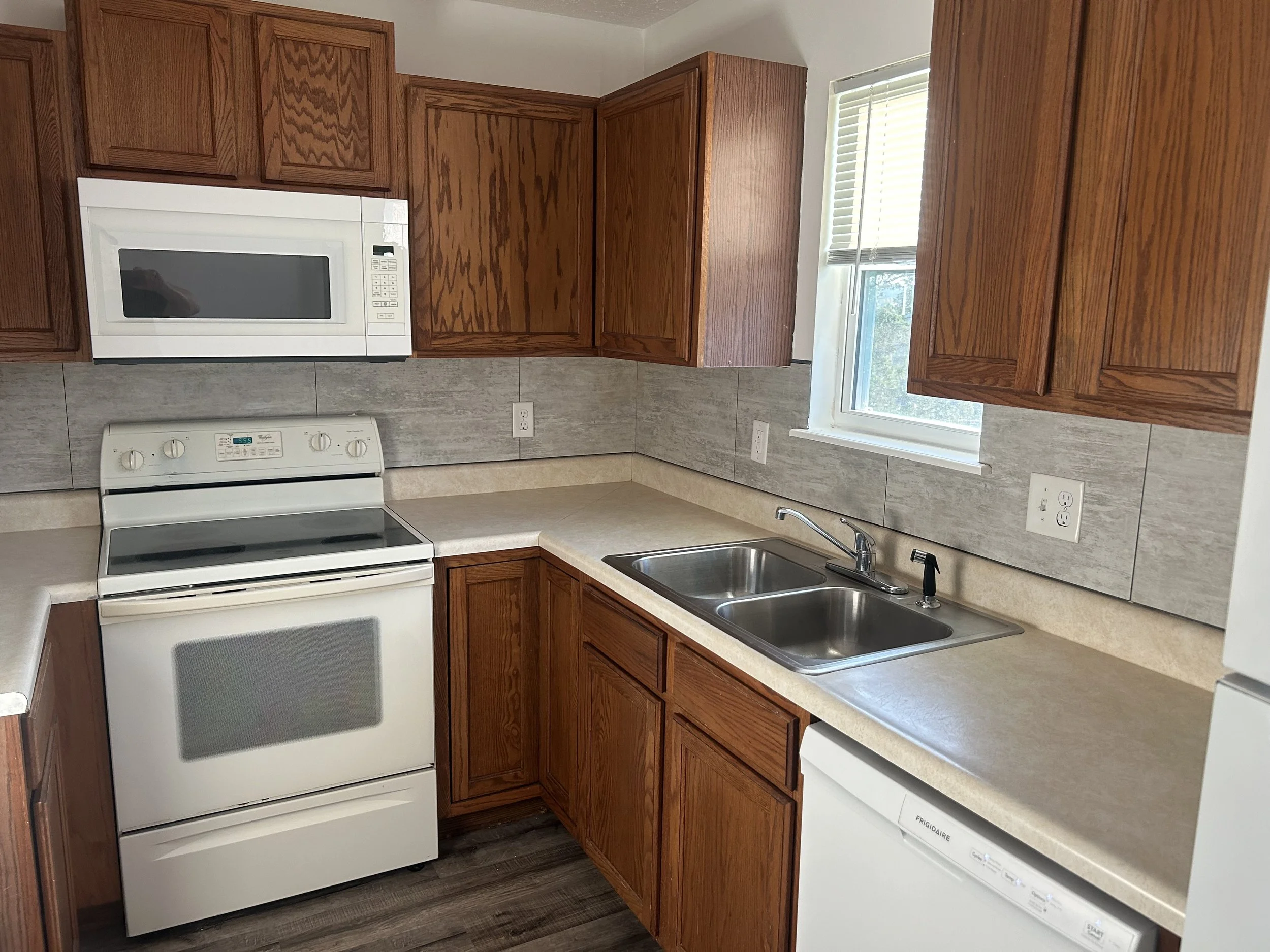 Rental Turn Over Kitchen, Steam Cleaning.
