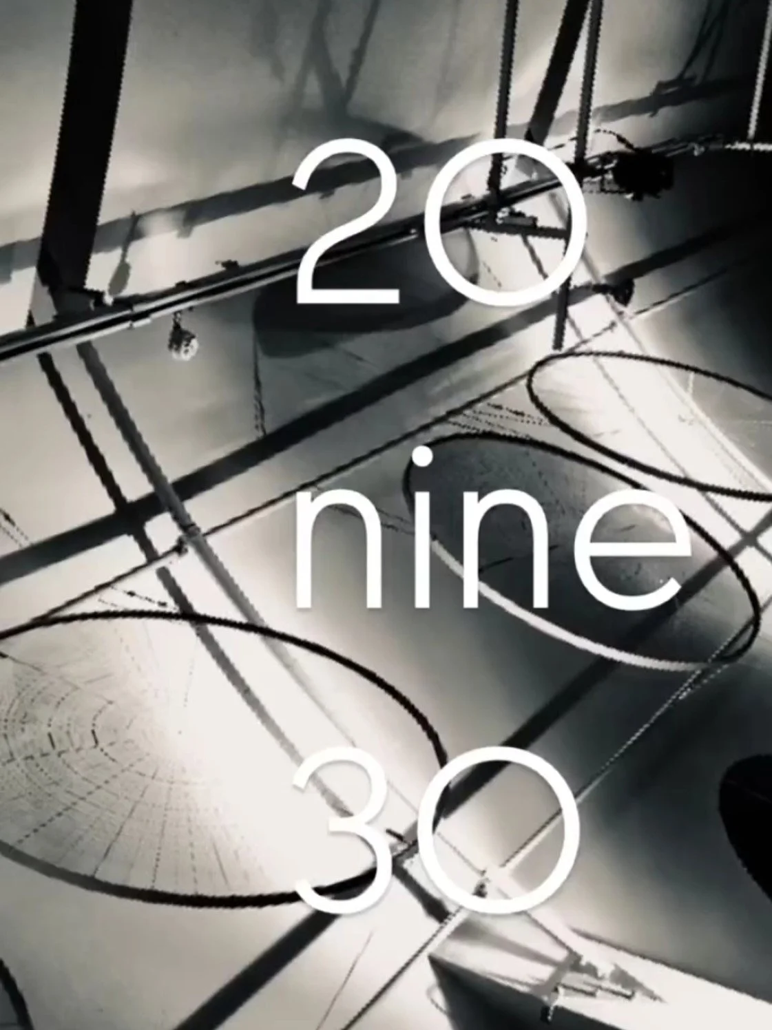 akustische Elemente - Schwarz-Weiß-Grafik mit Linearen Formen, Kreisen und Schatten, overlaid mit den Zahlen '20', 'nine' und '30' in weißer Schrift.